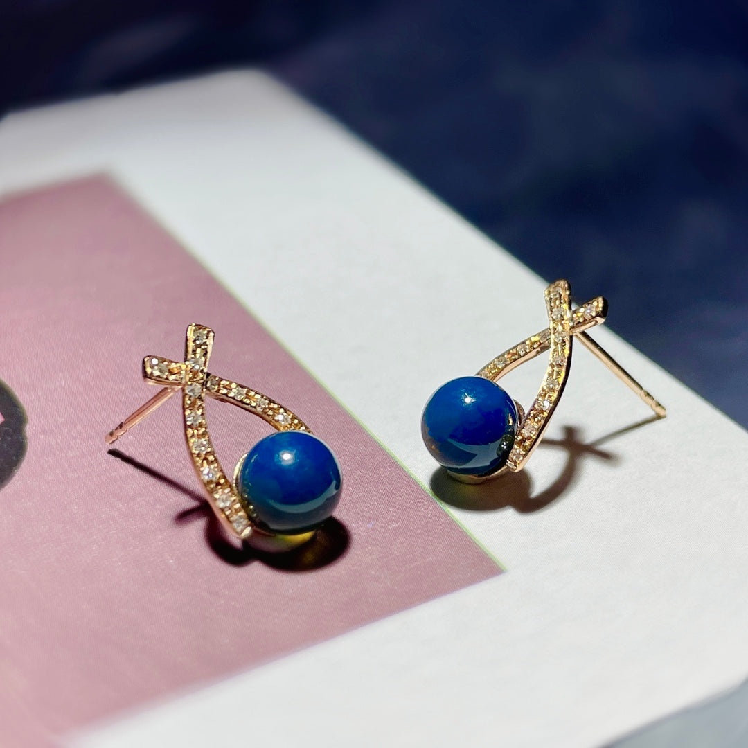 Moda elegante e não forçada: brincos âmbar azul dominicano embutidos em ouro 18K