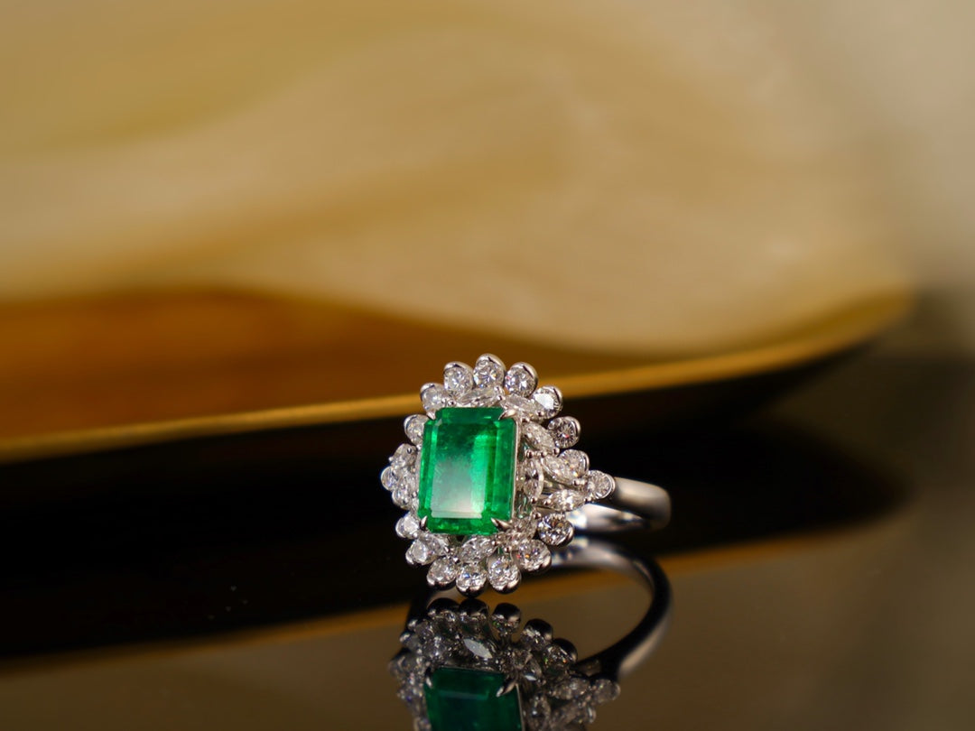 Emerald Ring Splendor - Luxurious Jewelry Piece