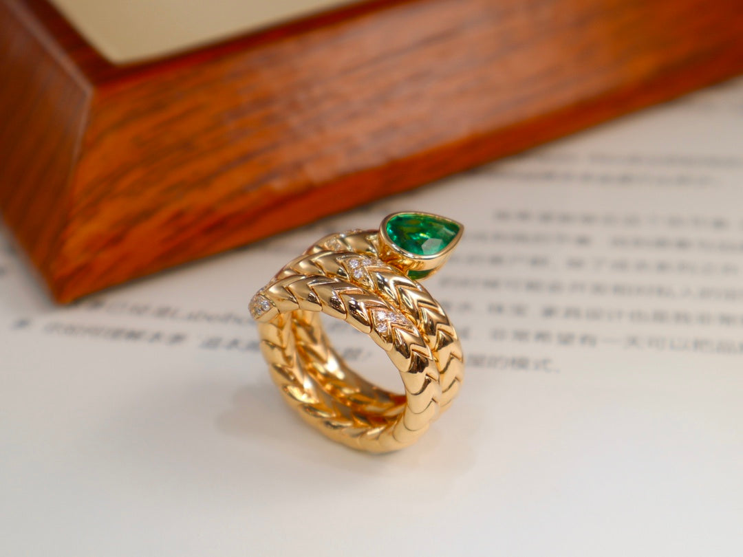 Emerald Snake Ring: A Symbol of Mystique and Fashion Jewelry