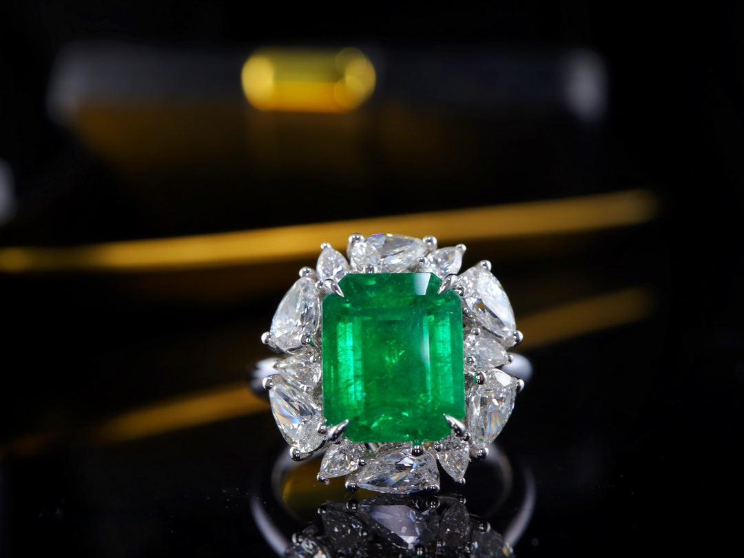 Emerald Ring Splendor: 4.45ct Vivid Green Jewelry Gem