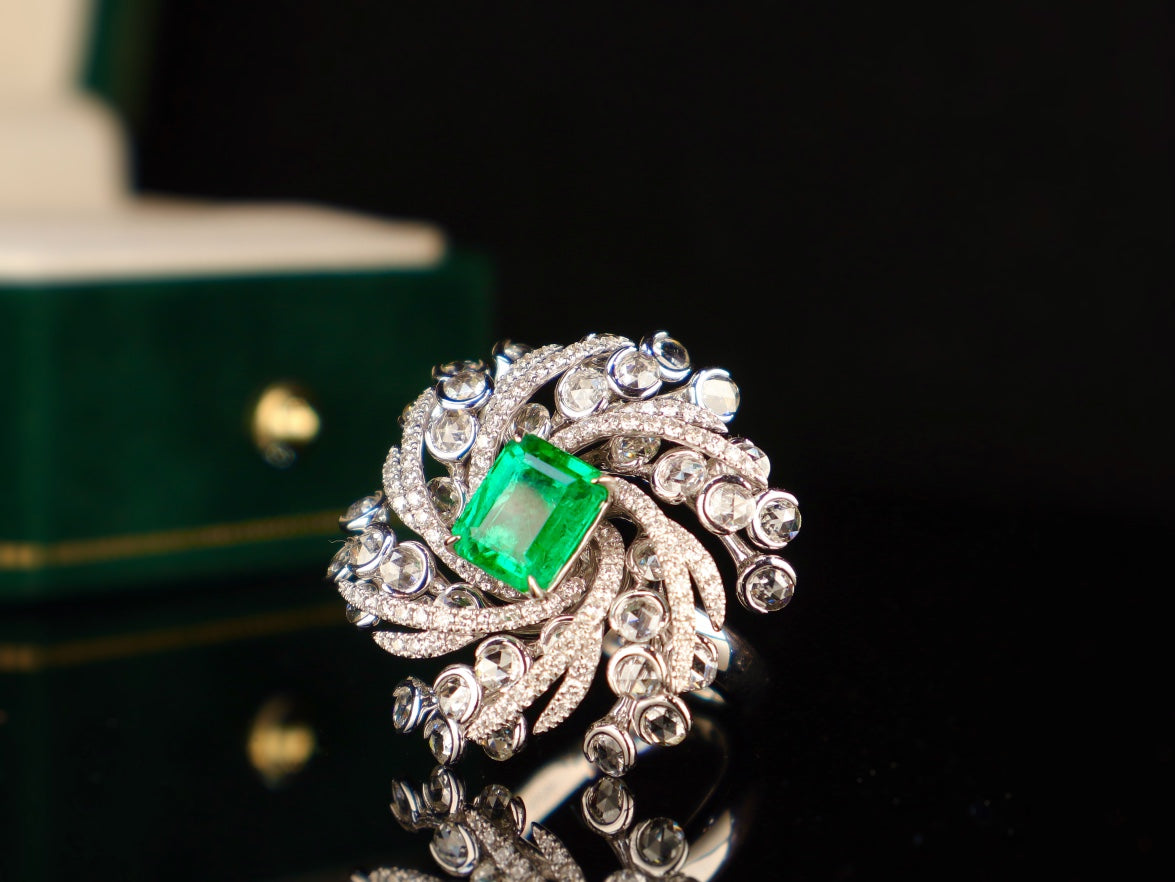 Emerald Ring with Exquisite Flower Design - Luxury Jewelry