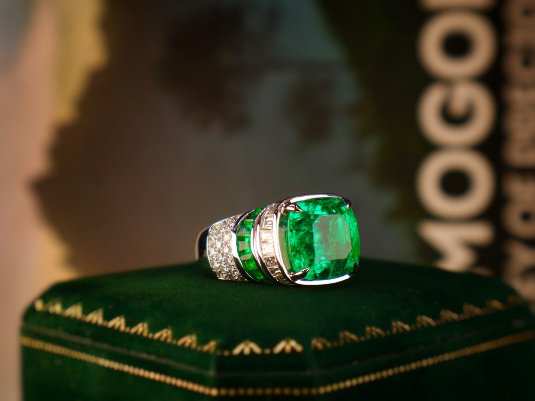 Emerald Ring with Architectural Artistry Design | High-End Jewelry