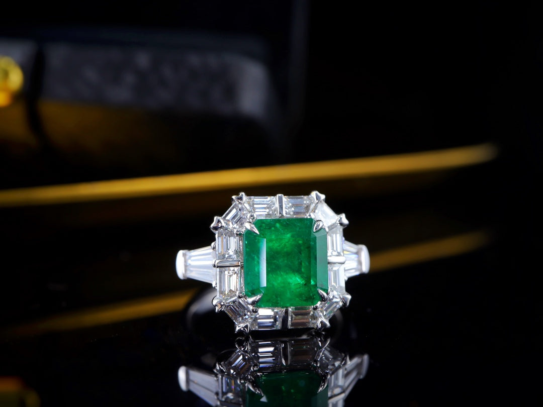 Emerald Ring - Luxurious Jewelry Piece with Intense Fire and Sparkle