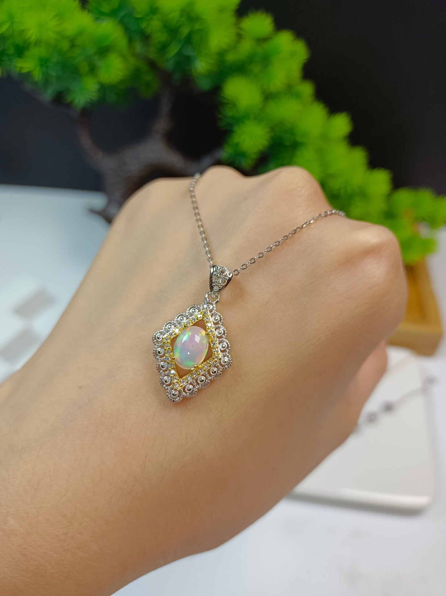 Rautenförmiger Anhänger mit eingebettetem Opal aus S925-Silber – Neuer eleganter Anhängerschmuck mit farbigen Edelsteinen im Chanel-Stil