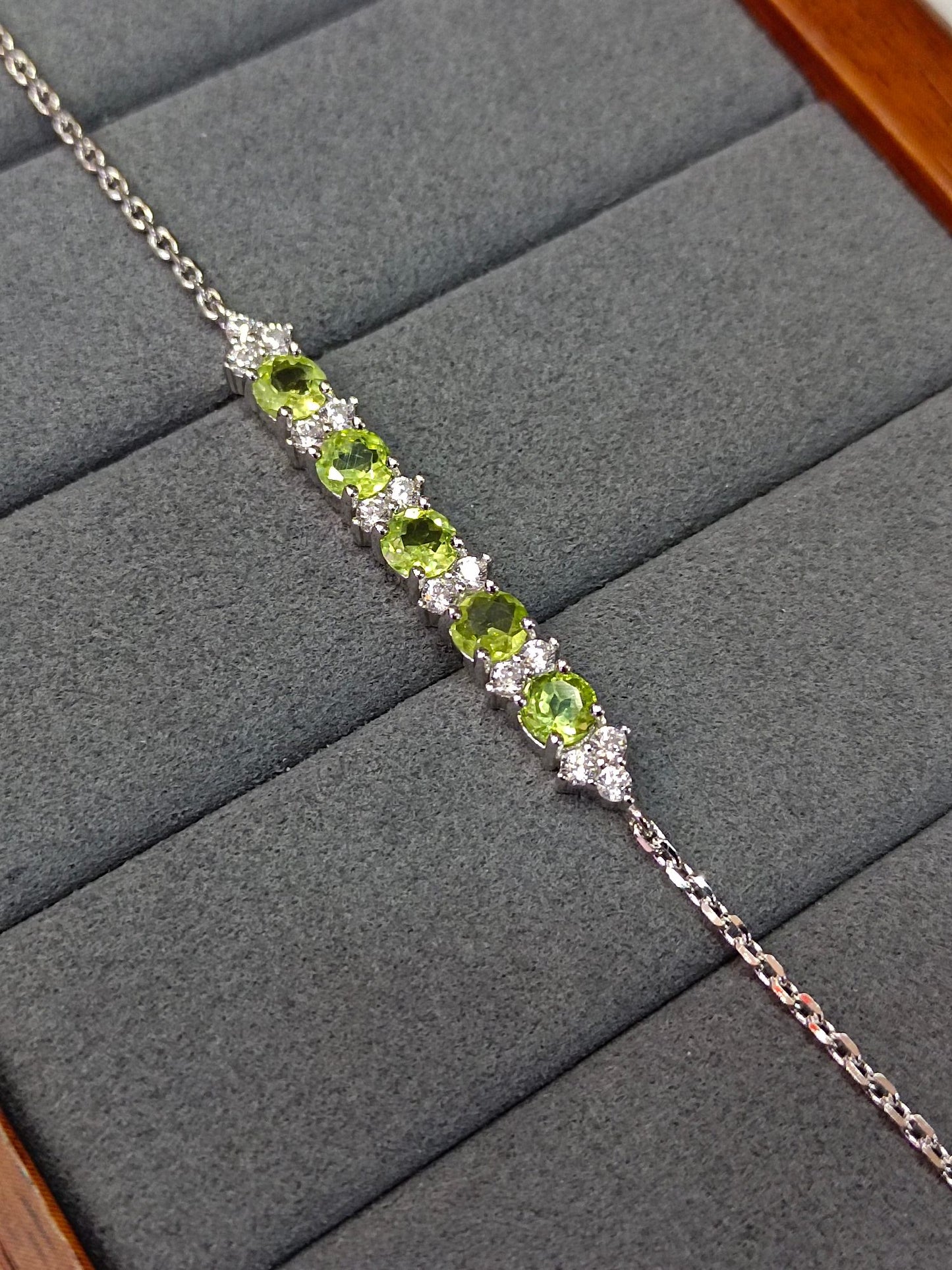 S925 hopea Hieno Peridot Inlay rannekoru - koruja eleganssia