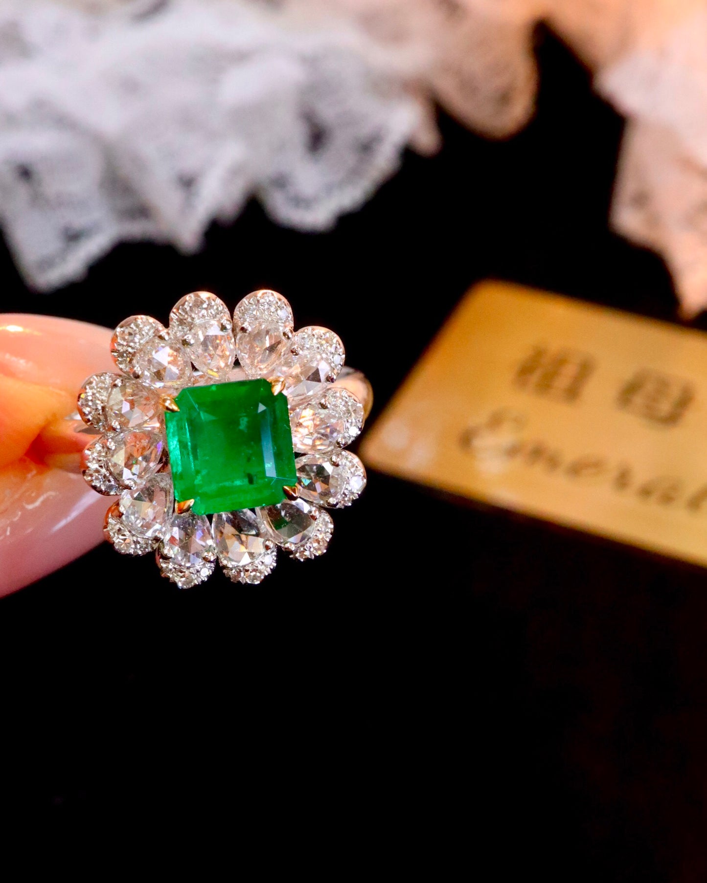 Exquisite 18K Gold Diamond-Embedded Emerald Ring - A Jewelry Masterpiece