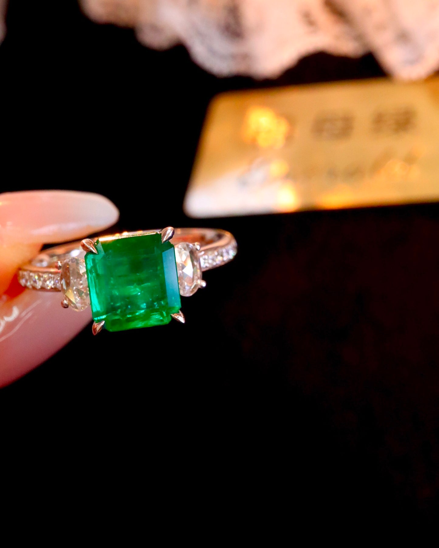 Elegant Classic Jewelry: Natural Emerald Ring with Diamond Accent