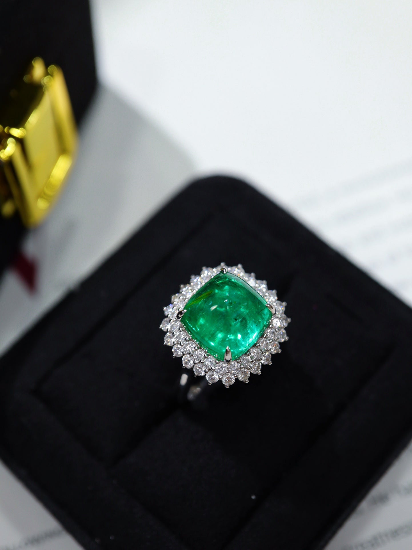 Sugarloaf Emerald Ring: A Luxurious Jewelry Piece