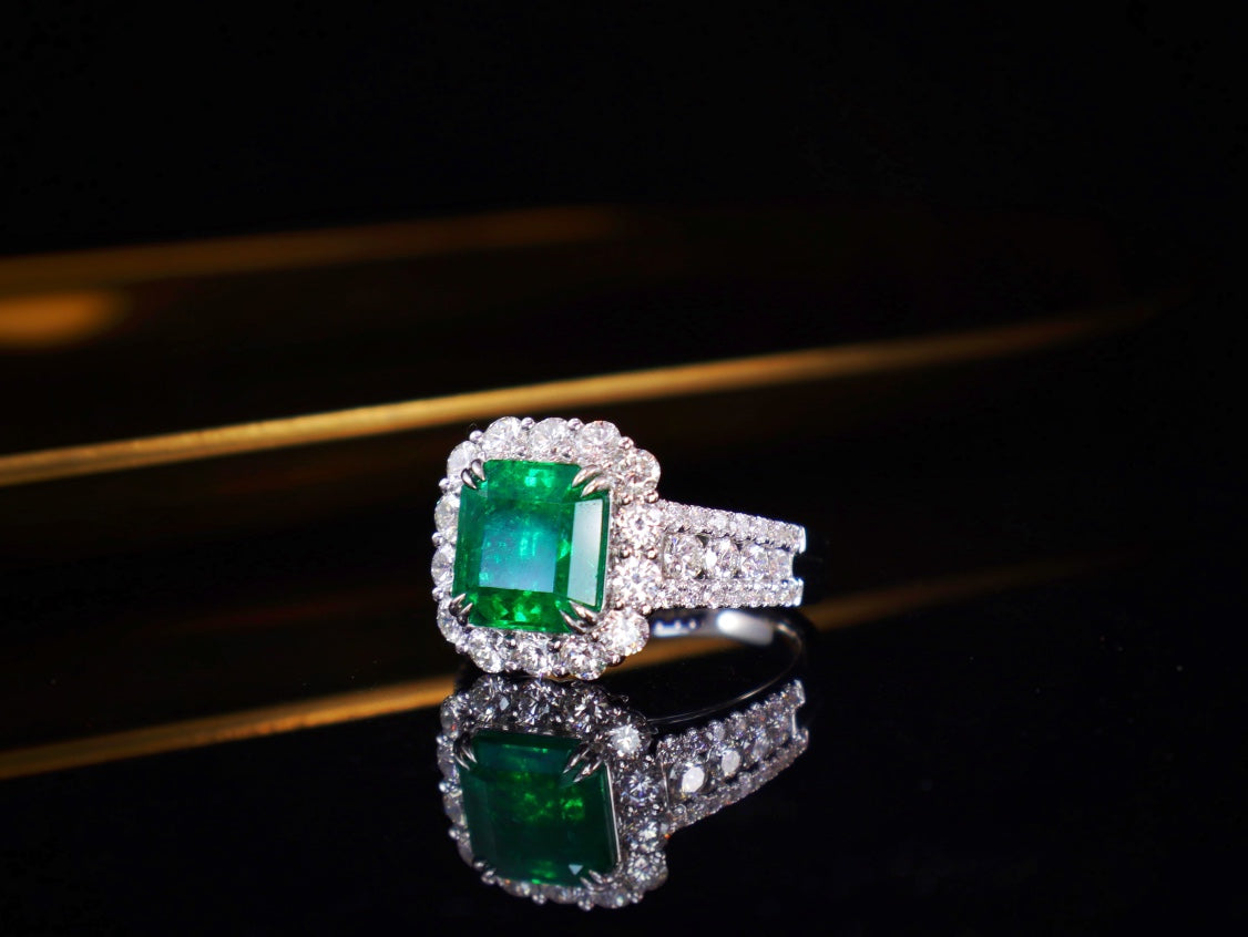 Emerald Ring - Luxurious Jewelry Piece with Premium Craftsmanship