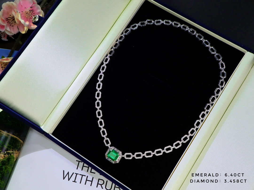 Elegant Emerald Necklace - A Touch of Luxurious Jewelry