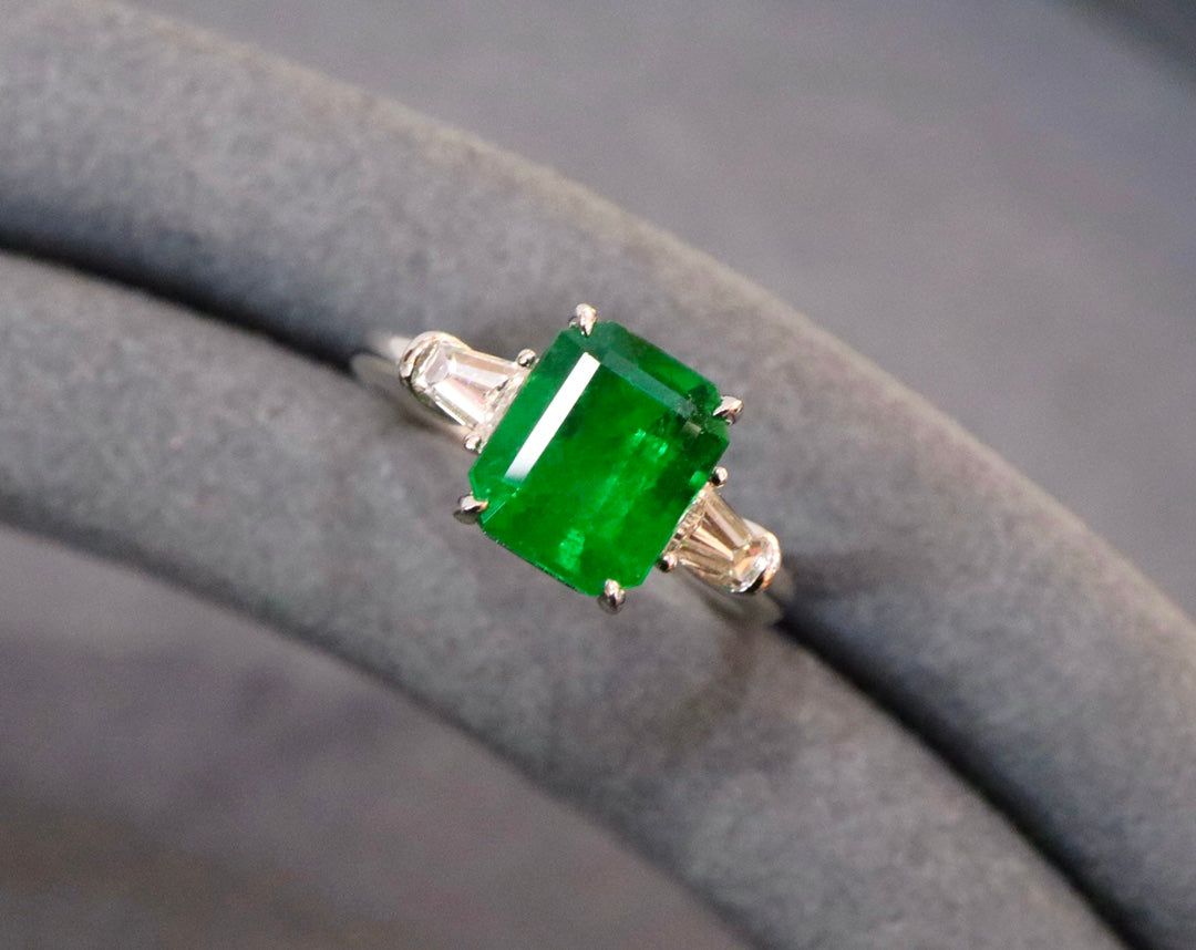 Exquisite Three-Stone Natural Emerald Ring - A Must-Have Jewelry