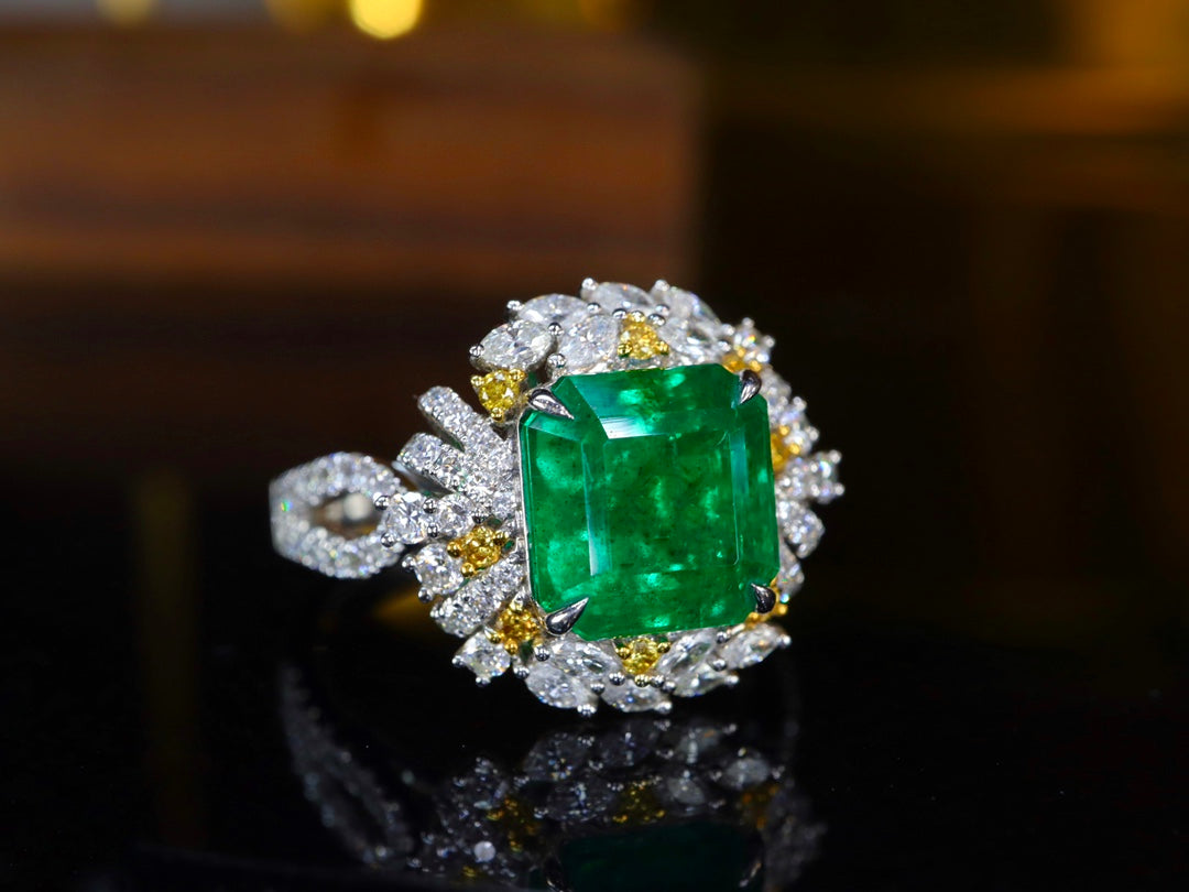 Emerald Ring - Luxurious Jewelry Piece with Sparkling Diamonds