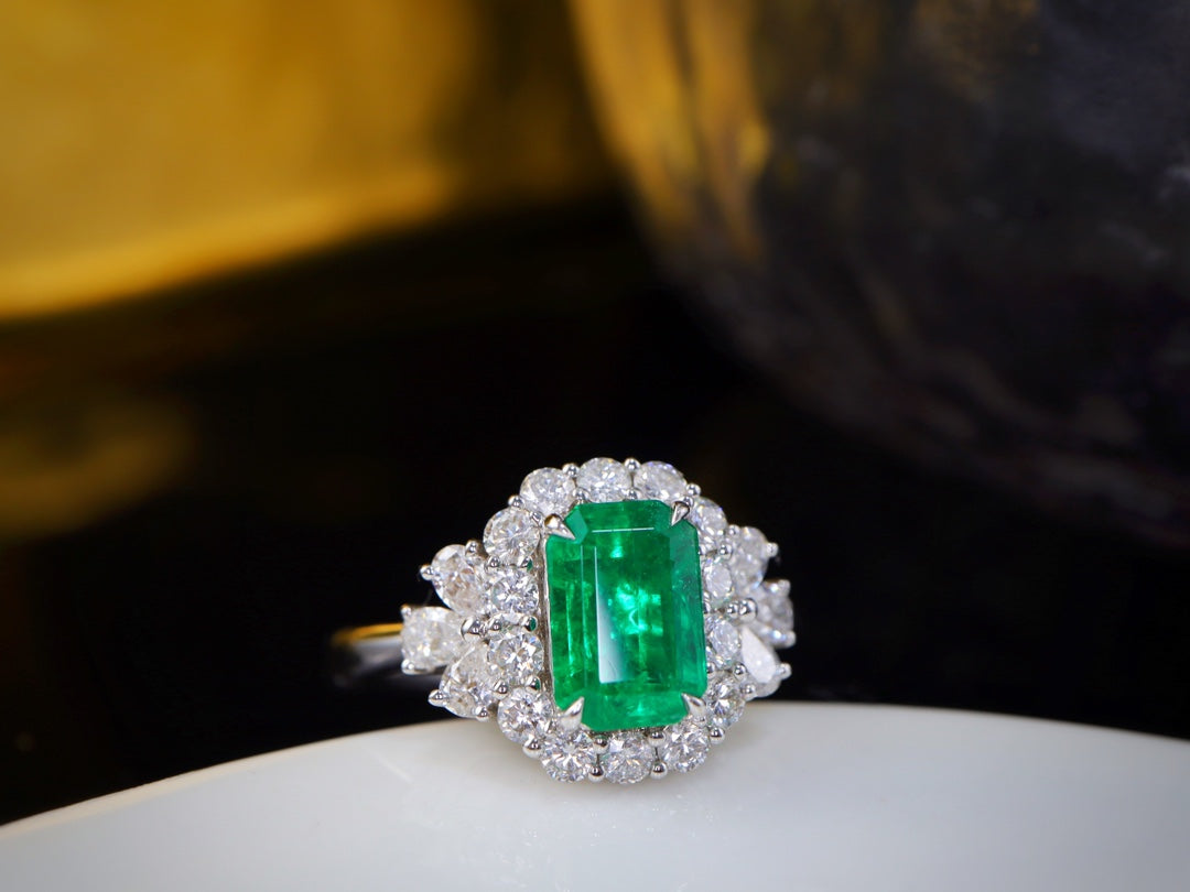 Emerald Ring - Vivid Green Glassy Luxury Jewelry