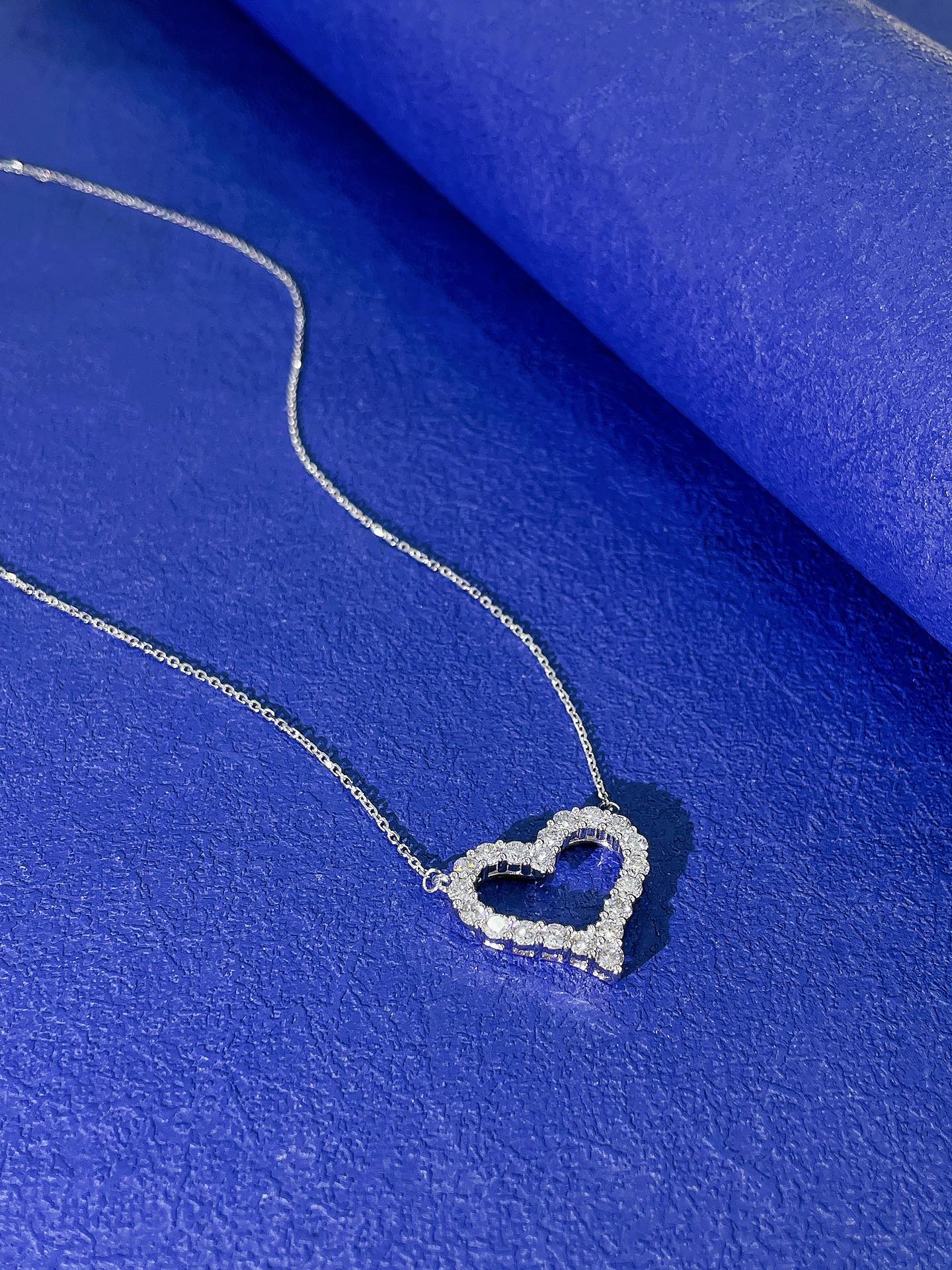 18K Heart-Shaped Cultured Diamond Necklace - A Jewelry Treasure