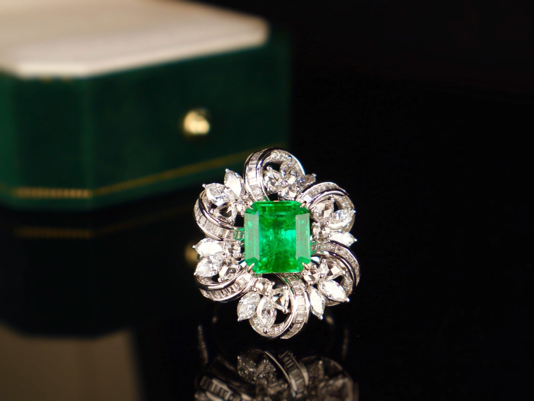 Emerald Ring with Advanced Flower Design - Premium Jewelry Collection