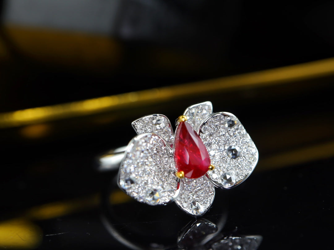 Anillo de rubí rojo sangre de paloma con diseño de orquídea con incrustaciones de diamantes - Joyería Premium