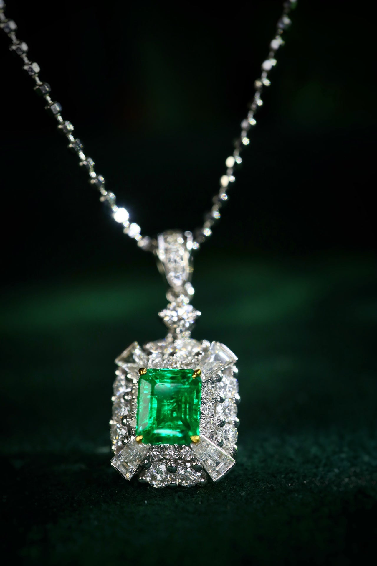 Panjshir Emerald Pendant - A Mesmerizing Jewelry Piece