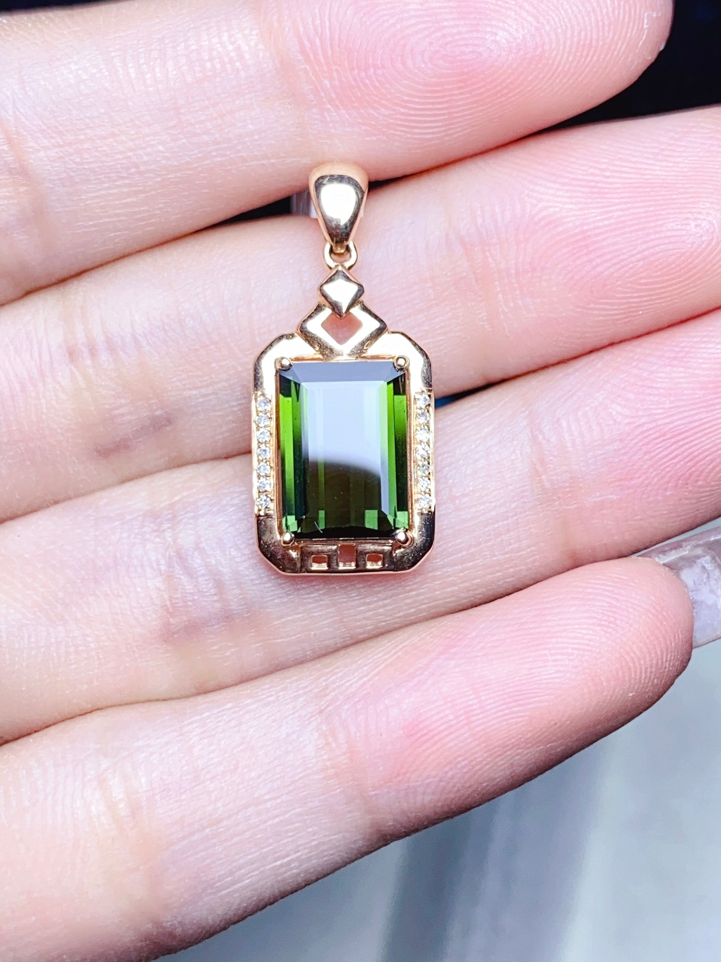 Natural Tourmaline Pendant Jewelry with 18K Gold and Diamond Embedding