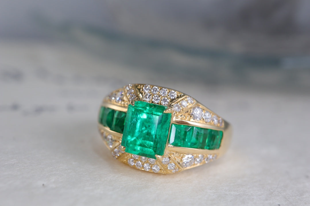 Vintage-Style Emerald Ring - A Luxurious Jewelry Piece