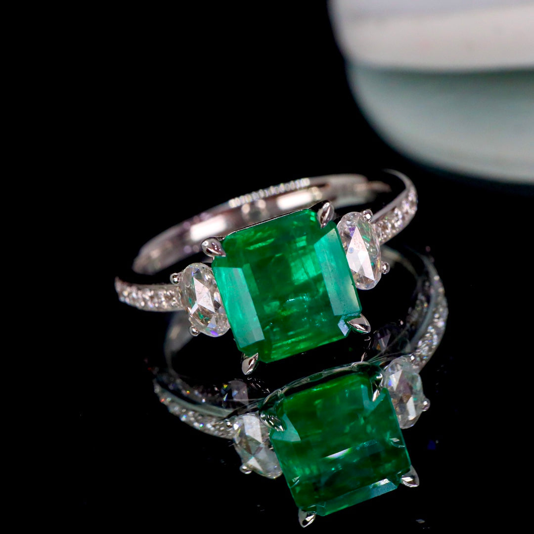 Exquisite Emerald Ring - A Classic Jewelry Piece