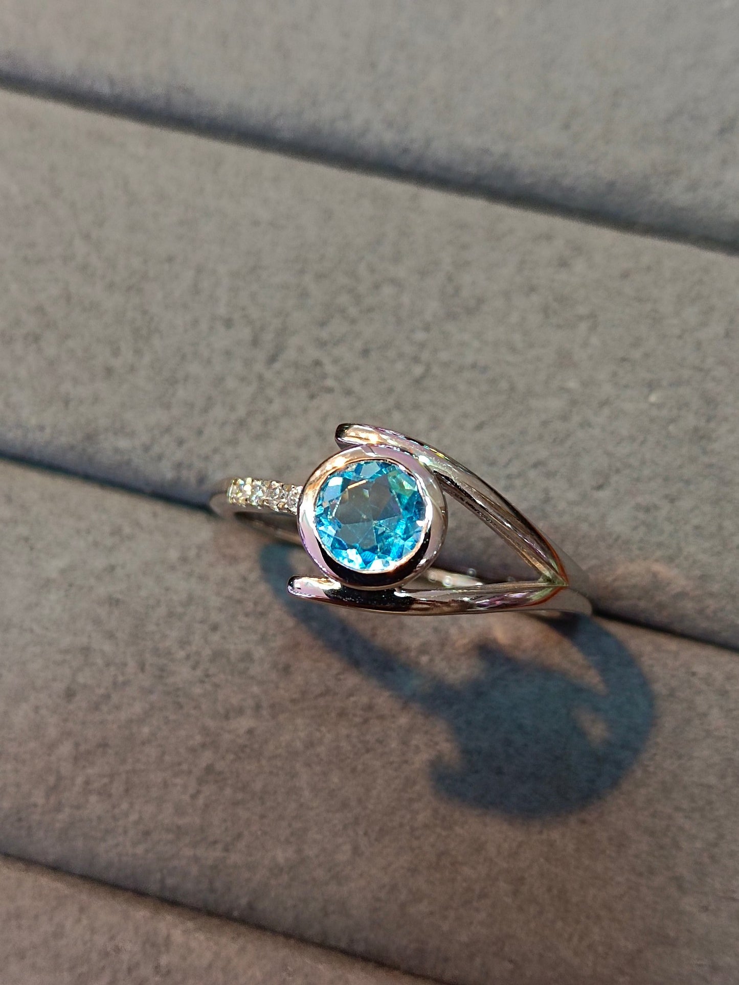 Exquisite S925 Sterling Silver Ring with Topaz Embedded in 18K Gold Setting - Unique Minimalist Jewelry