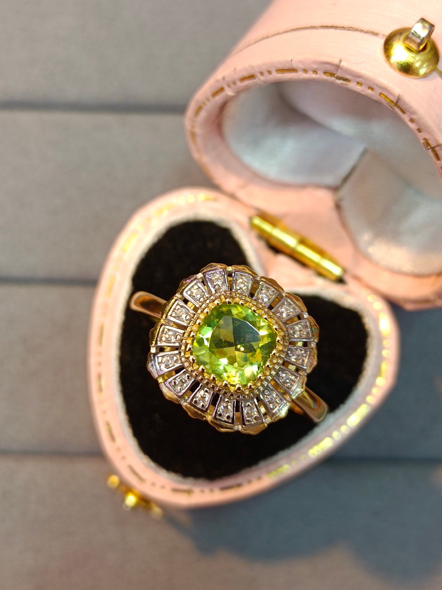 Elegante anello in argento sterling S925 con pietra verde oliva e lavorazione artigianale in oro 18 carati - Gioielli unici