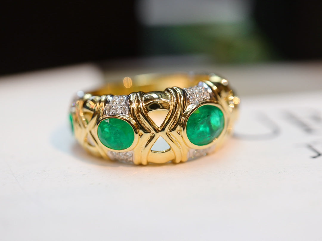 Vintage-Inspired Emerald Stackable Ring with Guild Certificate