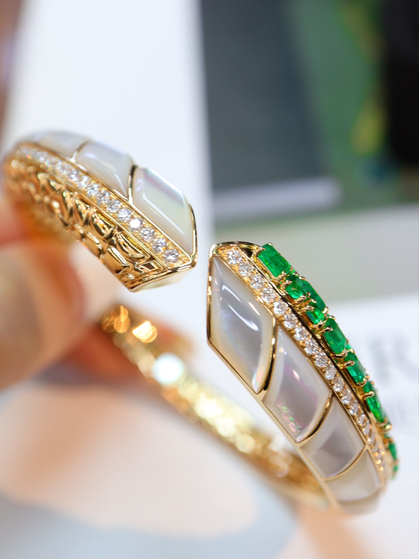 Exquisite Vintage-Inspired Emerald Bracelet - A Jewelry Marvel