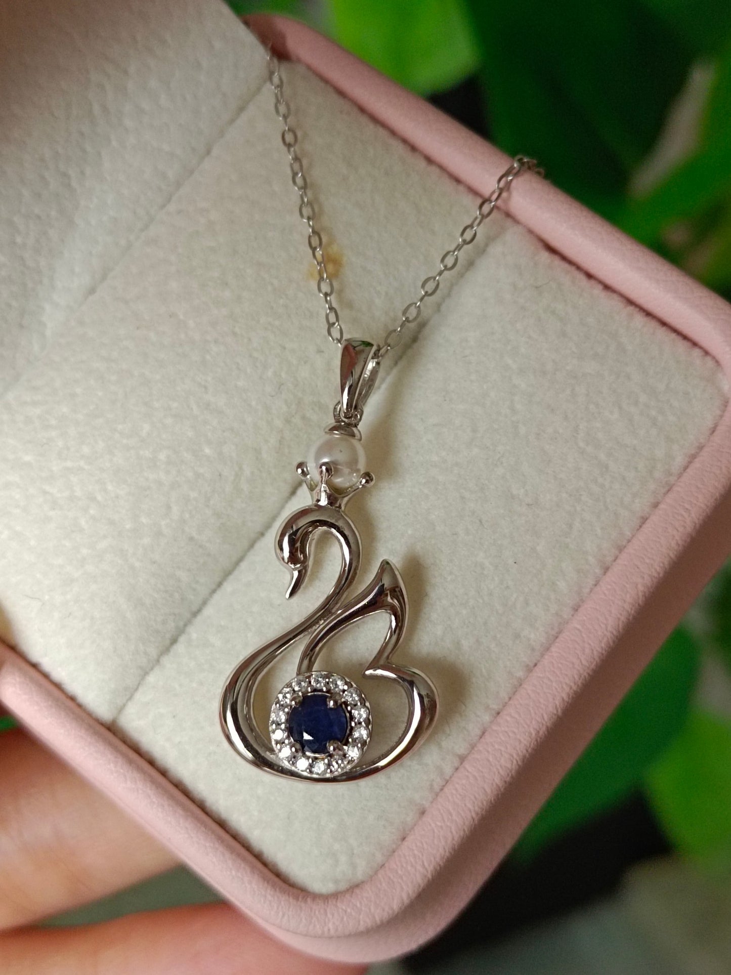 Elegante ciondolo a forma di cigno con zaffiri e gioielli in argento sterling S925