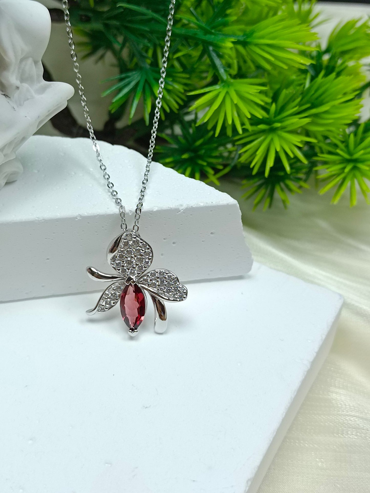 Barang Kemas S925 Sterling Silver Garnet & Loket Lily yang Elegan