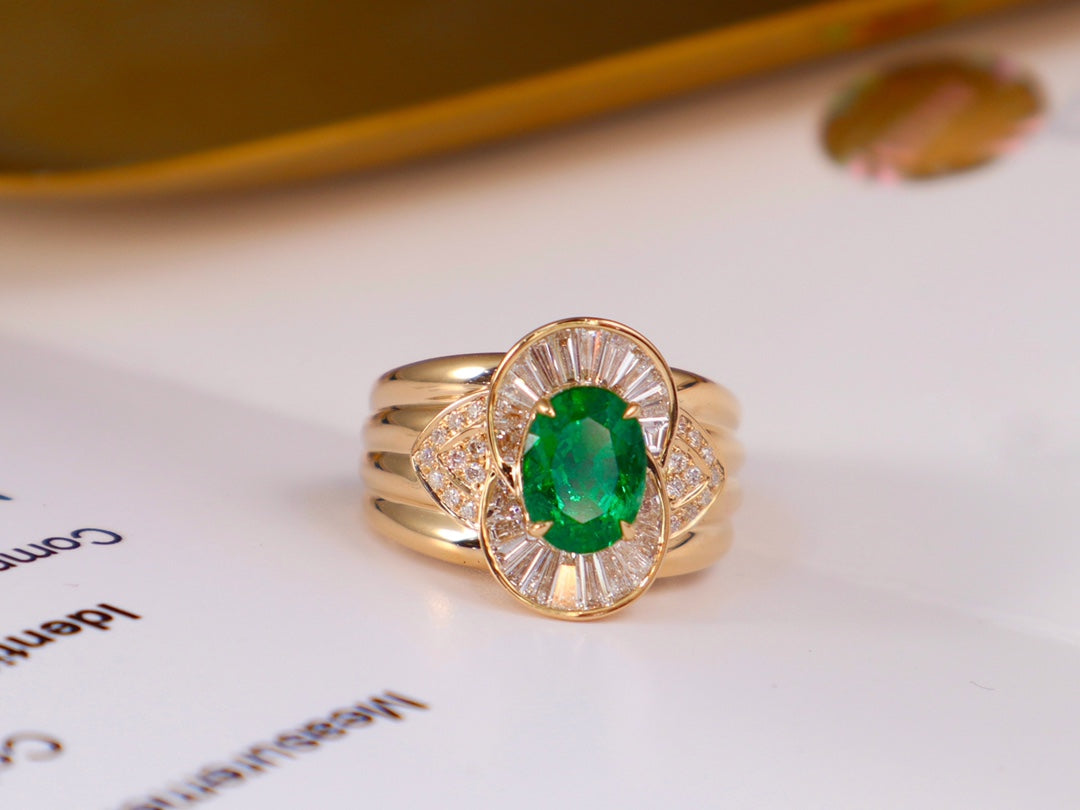 Emerald Green Jewelry Marvel: A Grandeur Ring for the Bold