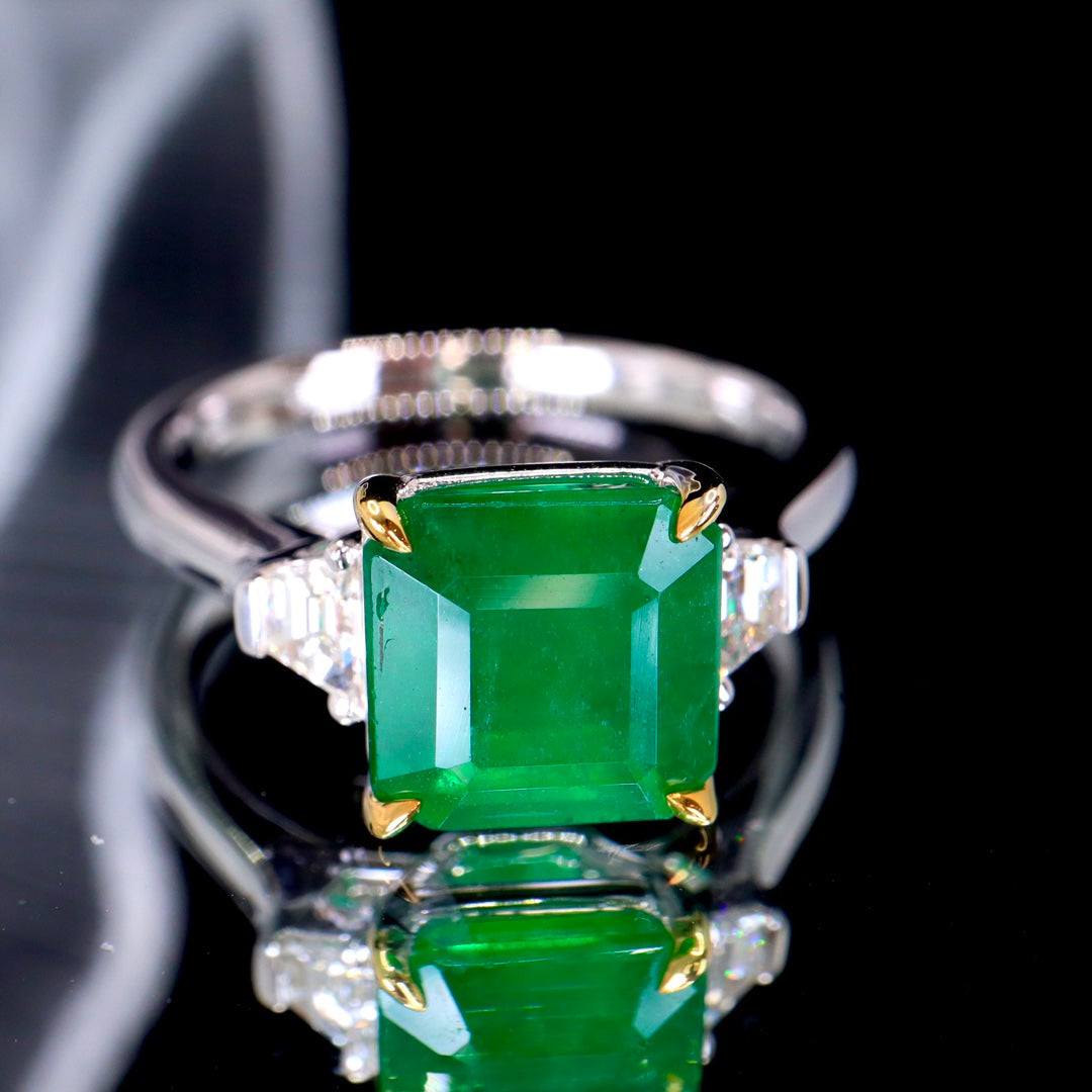 Elegante Anillo con Esmeralda Natural de Tres Piedras - Joyería Fina