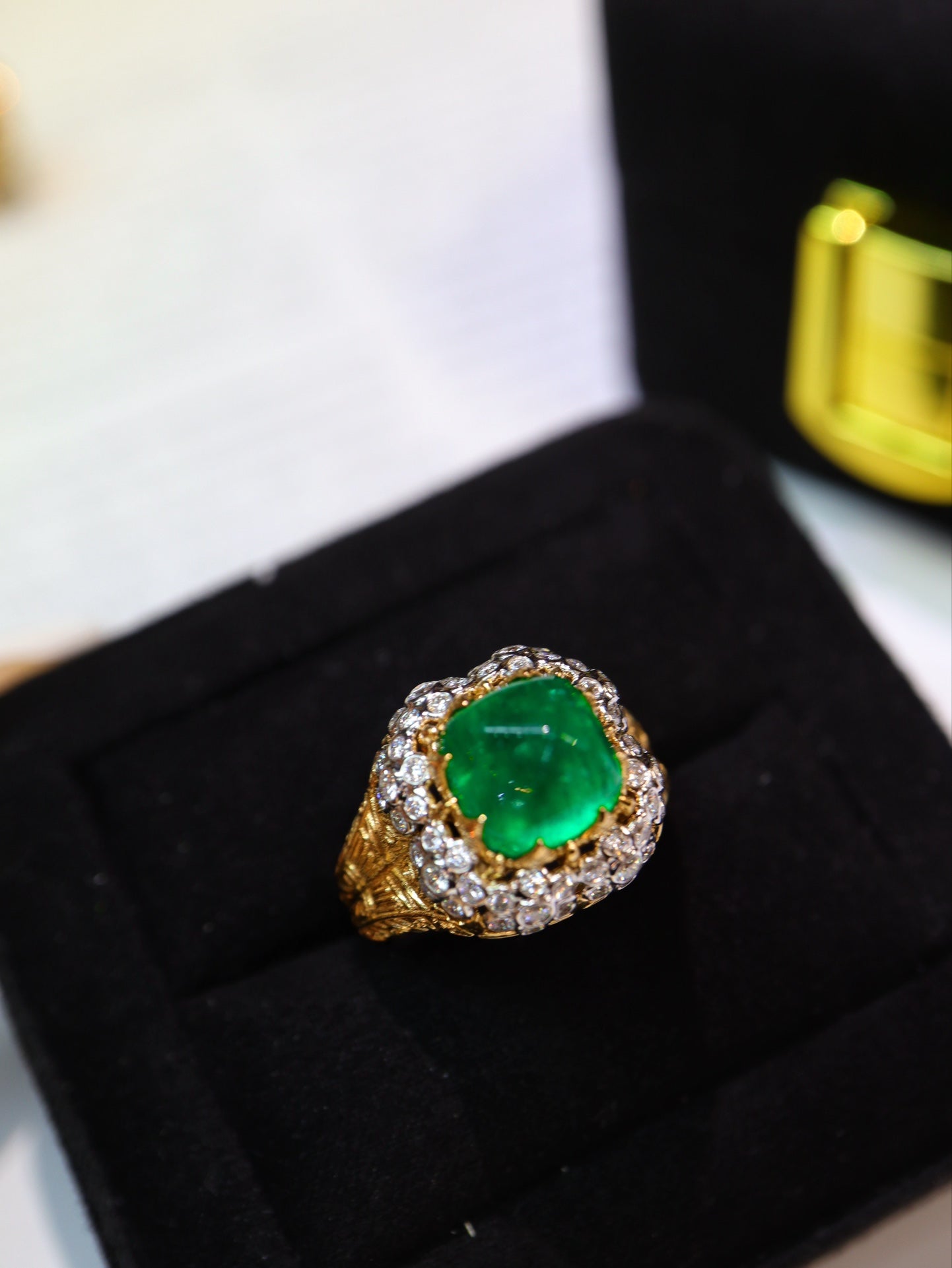 Handcrafted Sugarloaf Emerald Design Ring - Luxury Jewelry