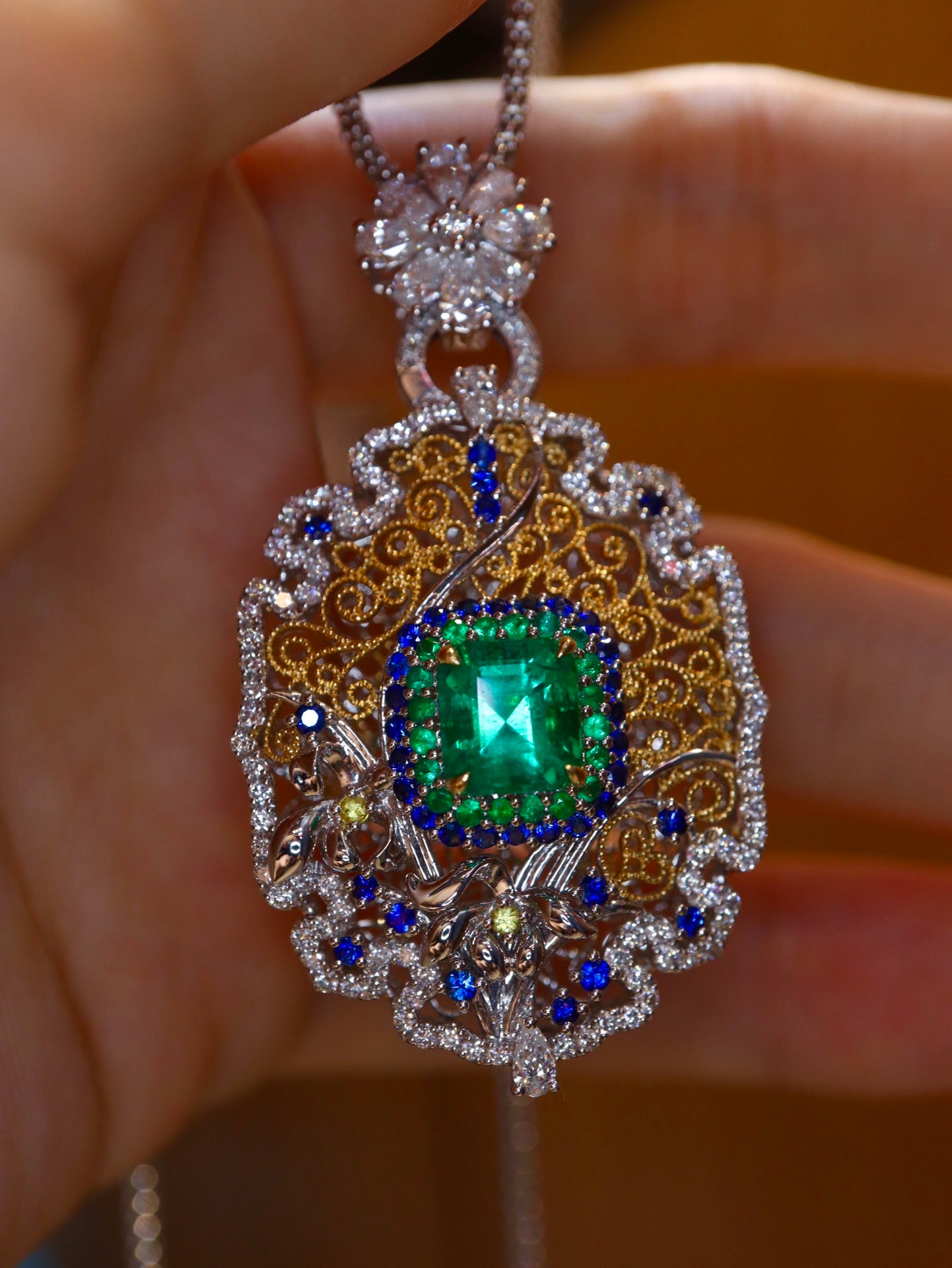 Buccellati Emerald Pendant: A Timeless Jewelry Piece