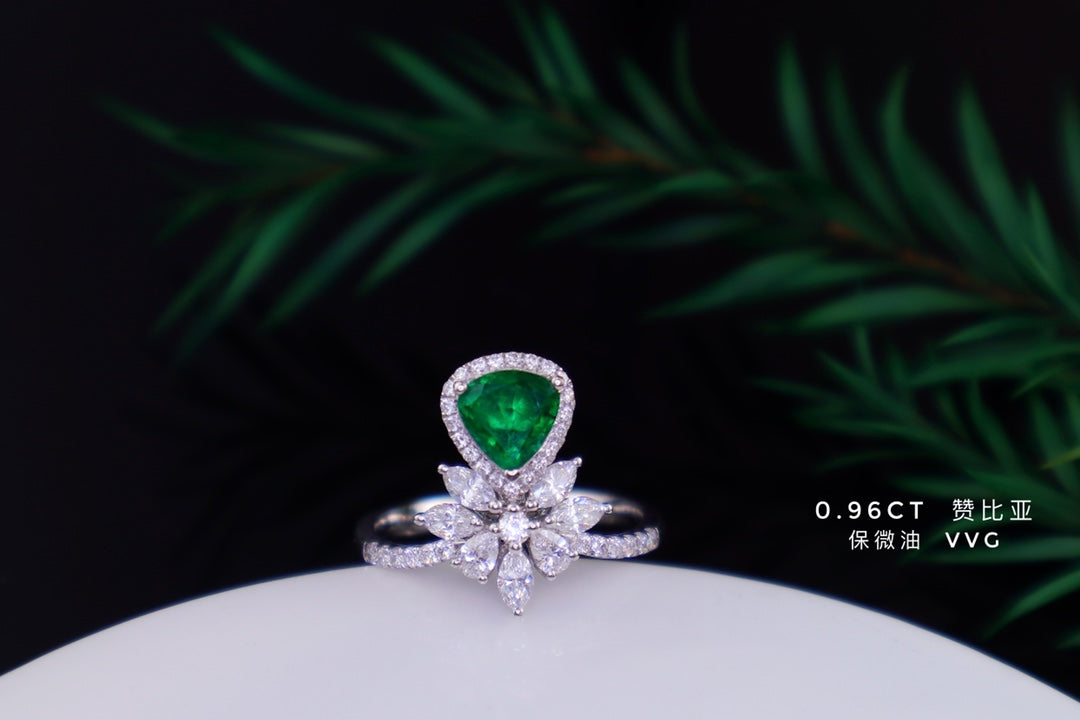 Emerald Ring - Premium Jewelry Piece with Vibrant Green Hue