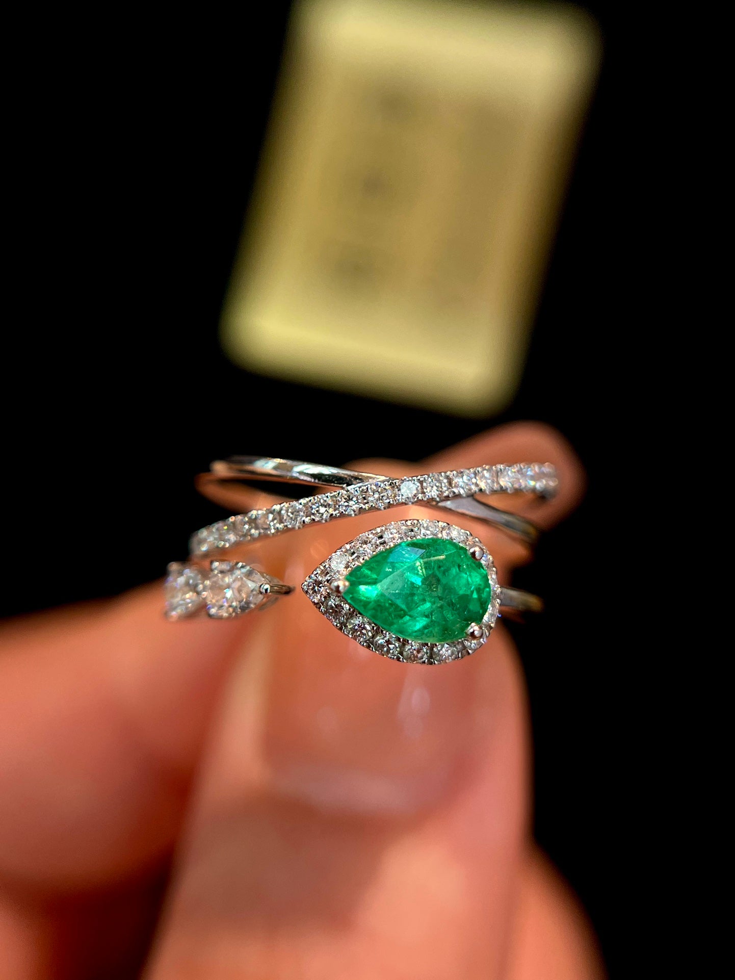 Elegant and Captivating 18K Gold Colombian Emerald Ring with Diamonds - A Must-Have Jewelry