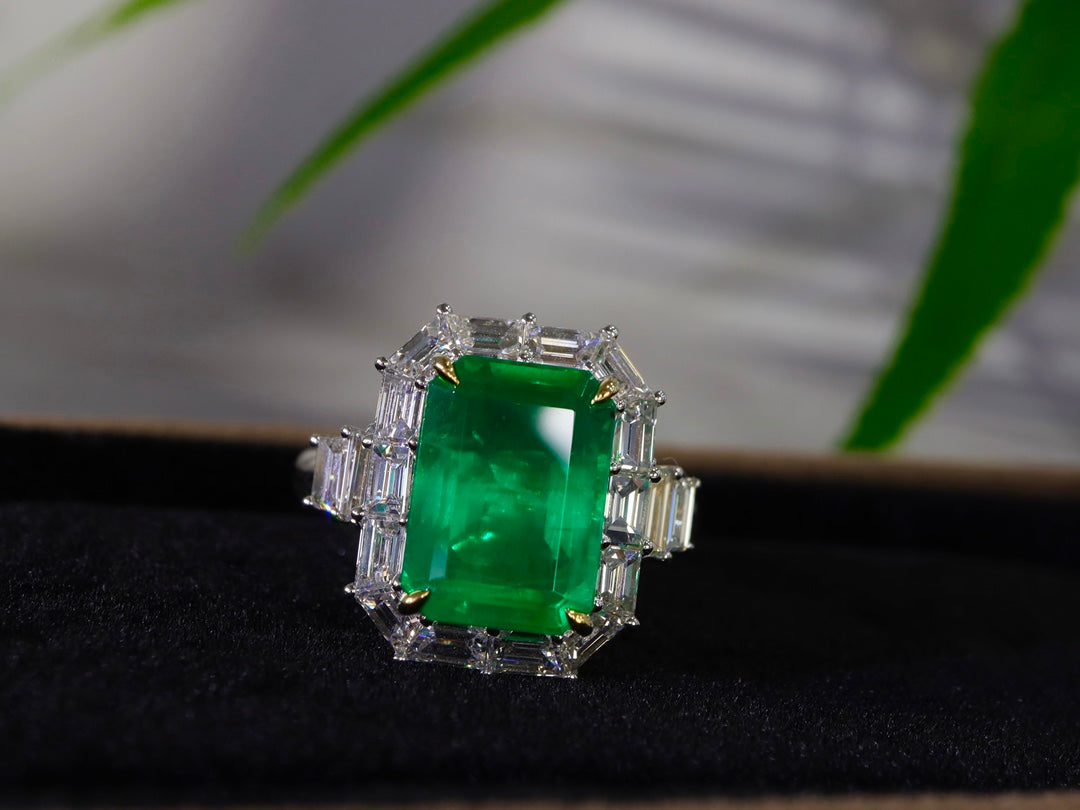 Vivid Green Emerald Ring - A Luxurious Jewelry Piece