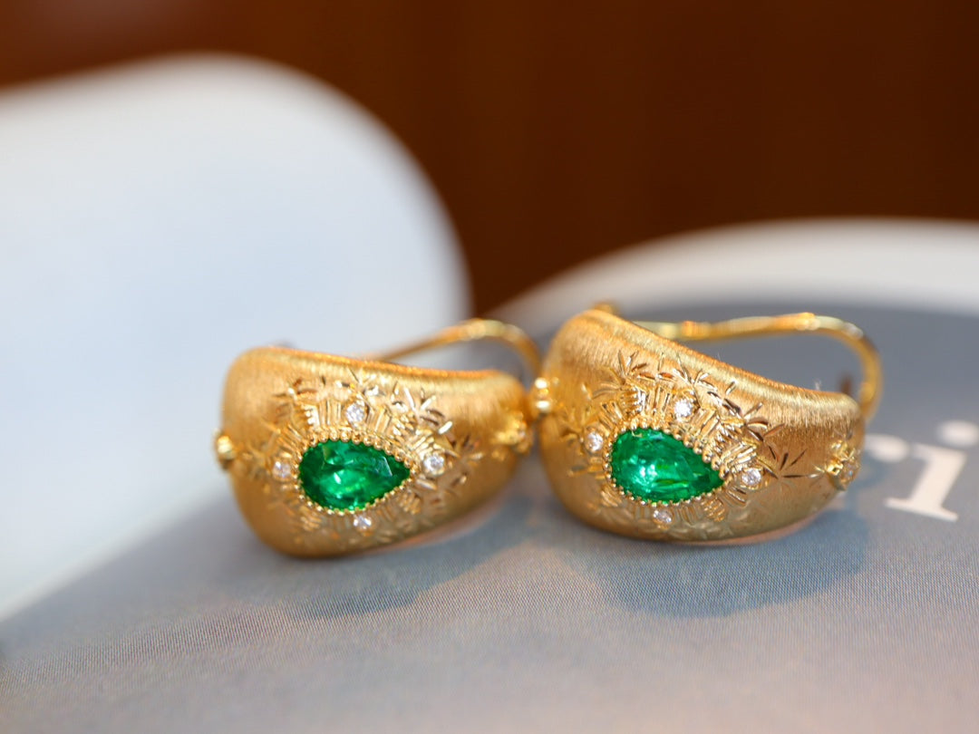 Buccellati-Style Emerald Ear Clips Jewelry - Classic Elegance and Century-Old Craftsmanship