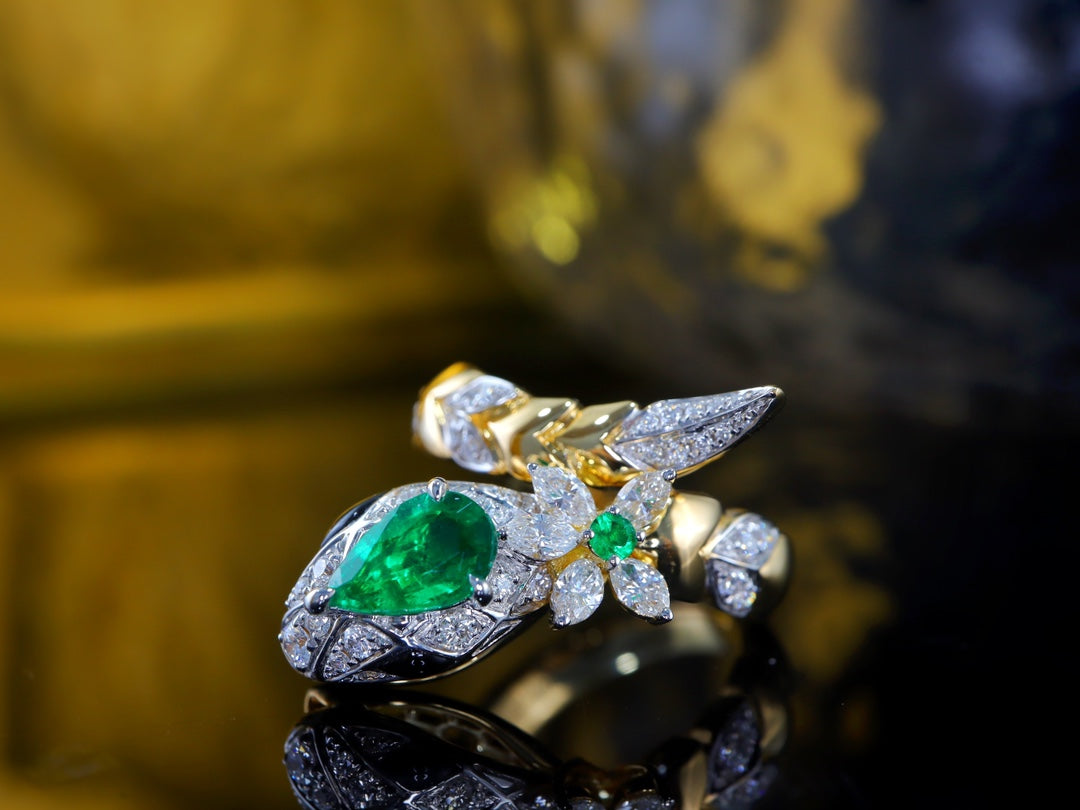 Serpentine Design Emerald Ring - A Mystical and Luxurious Jewelry Piece