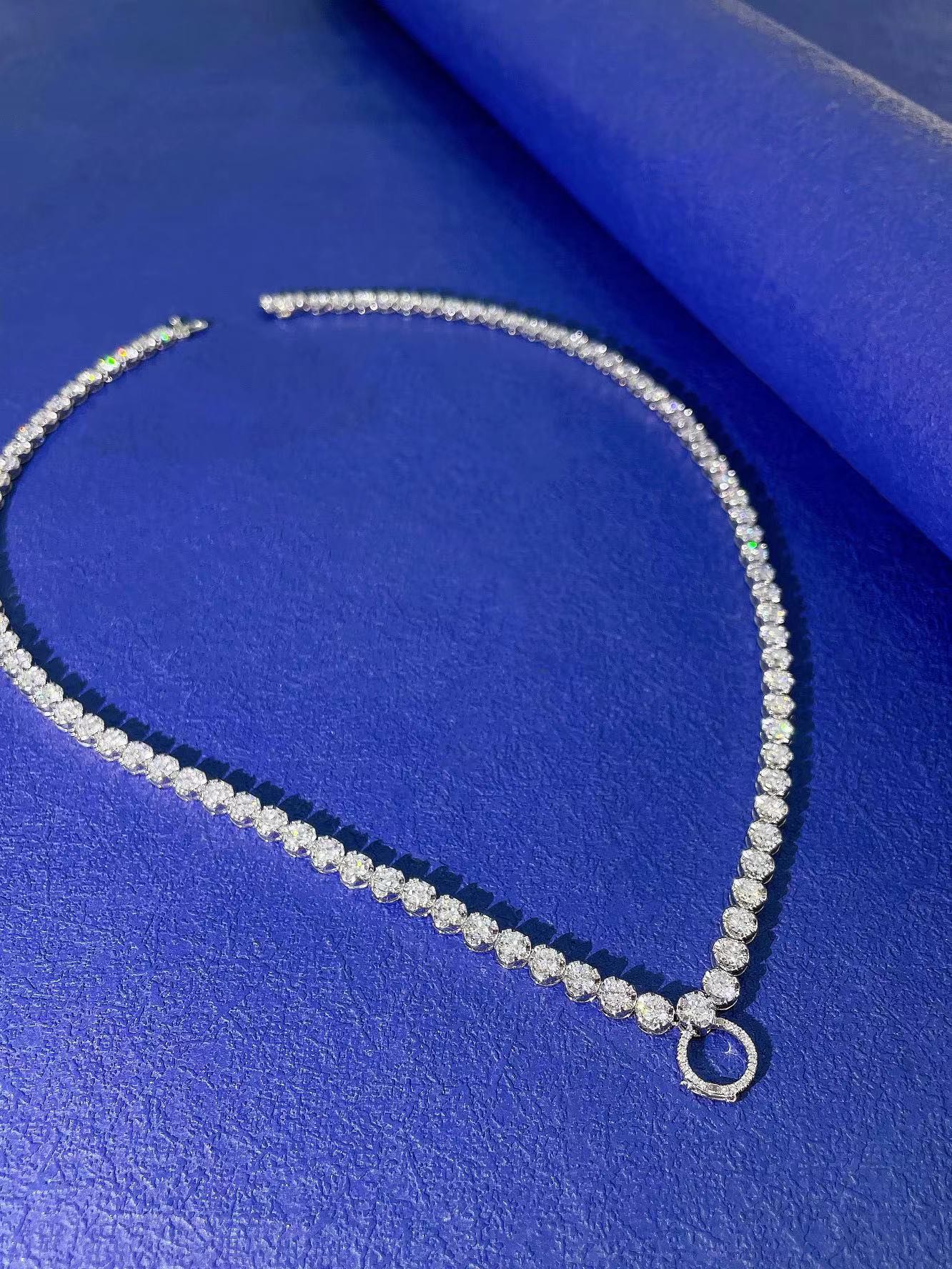 Colar com pingente totalmente incorporado de diamante redondo cultivado 18K - joias de luxo