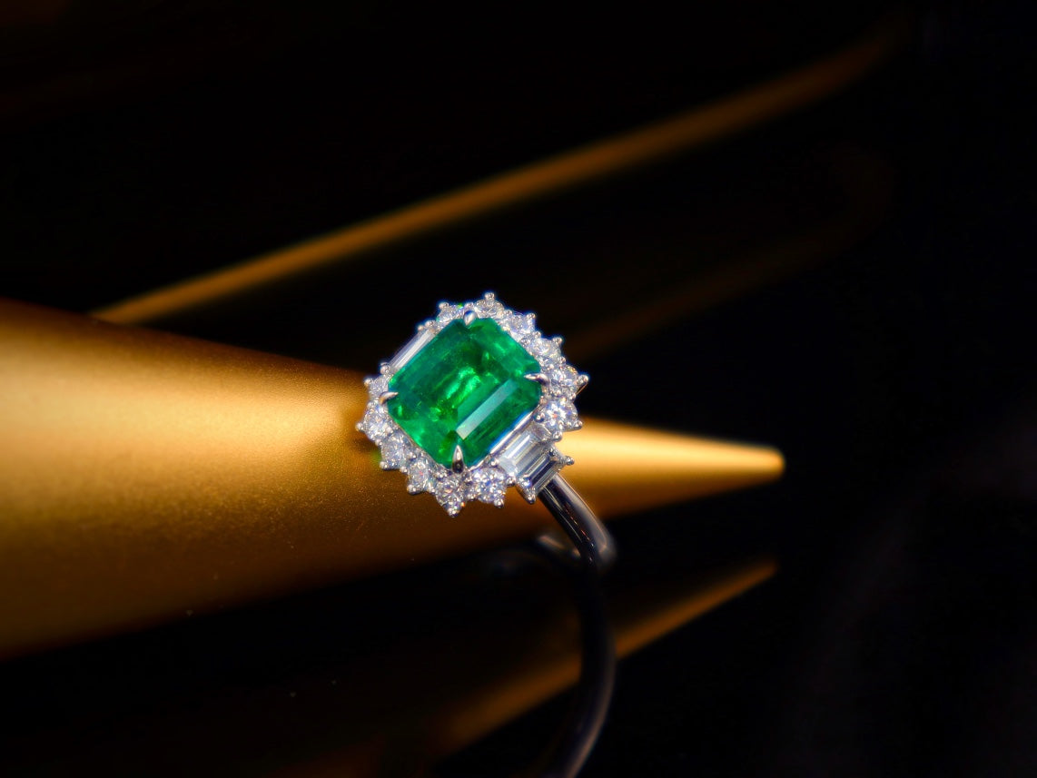 Emerald Ring - Exquisite Jewelry Piece for Daily Elegance