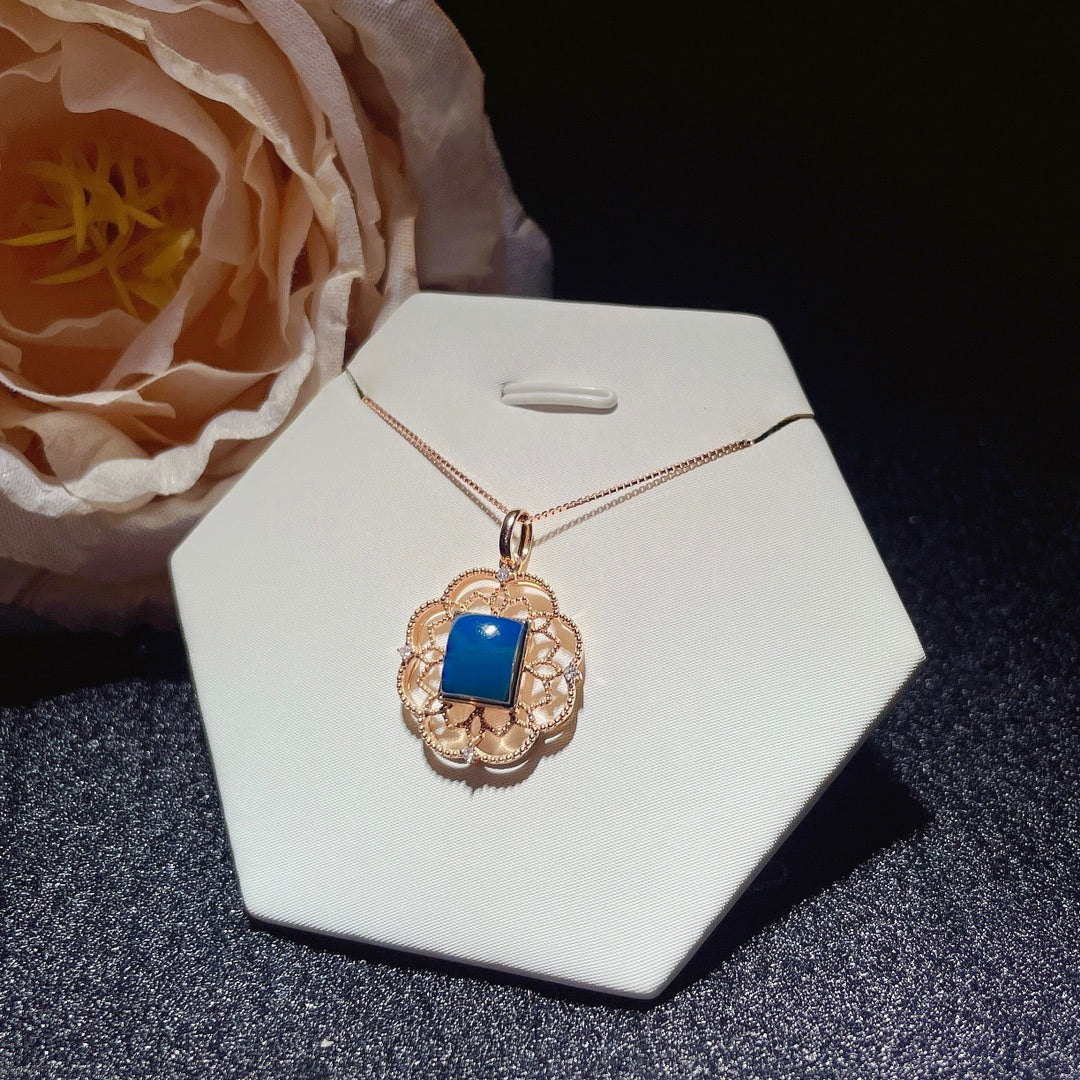 Anhänger aus 18 Karat Gold mit eingebettetem dominikanischen blauen Bernstein – exquisiter Schmuck für alltägliche Eleganz