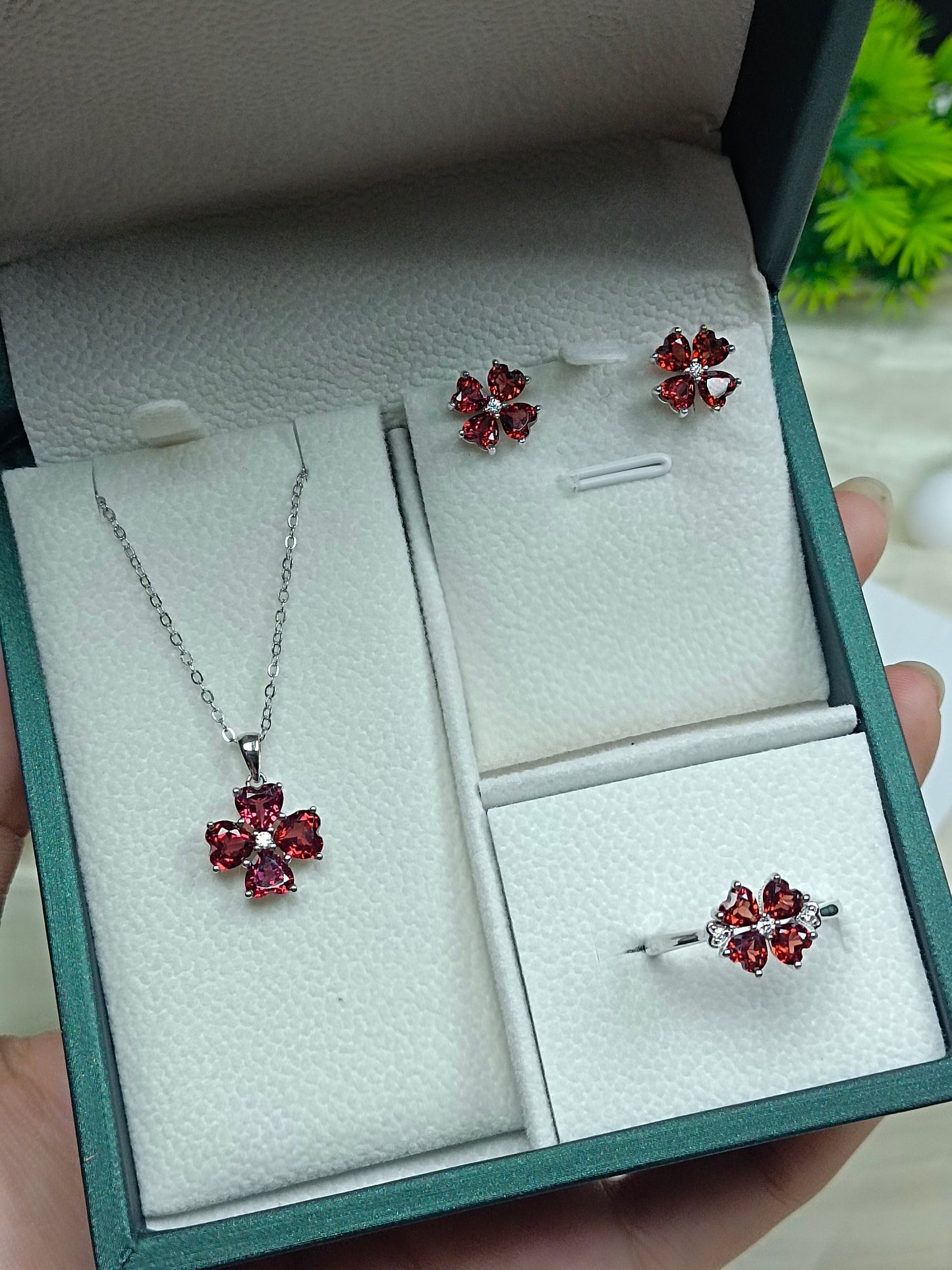 S925 Silver Fine Craftsmanship Garnet Four-Leaf Clover Jewelry Set