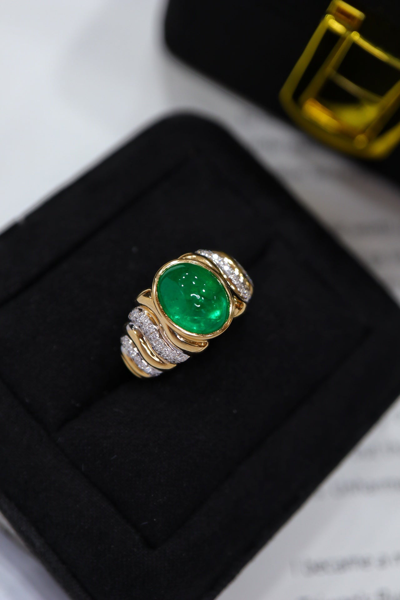 Trendy Vintage Emerald Ring - A Must-Have Jewelry Piece