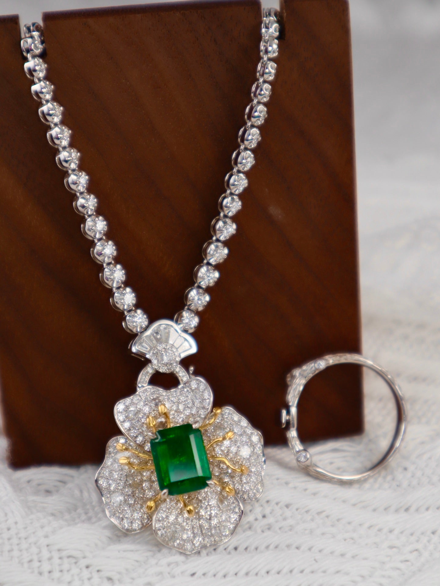 Emerald Green Dual-Use Jewelry: Pendant/Ring with High-Quality Gemstone