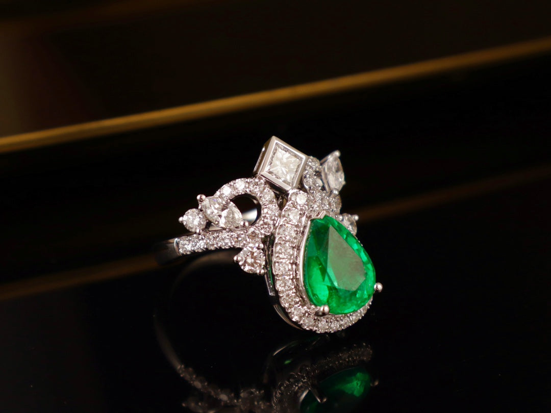 Chaumet-Style Crown Design Emerald Ring - A Jewelry Marvel