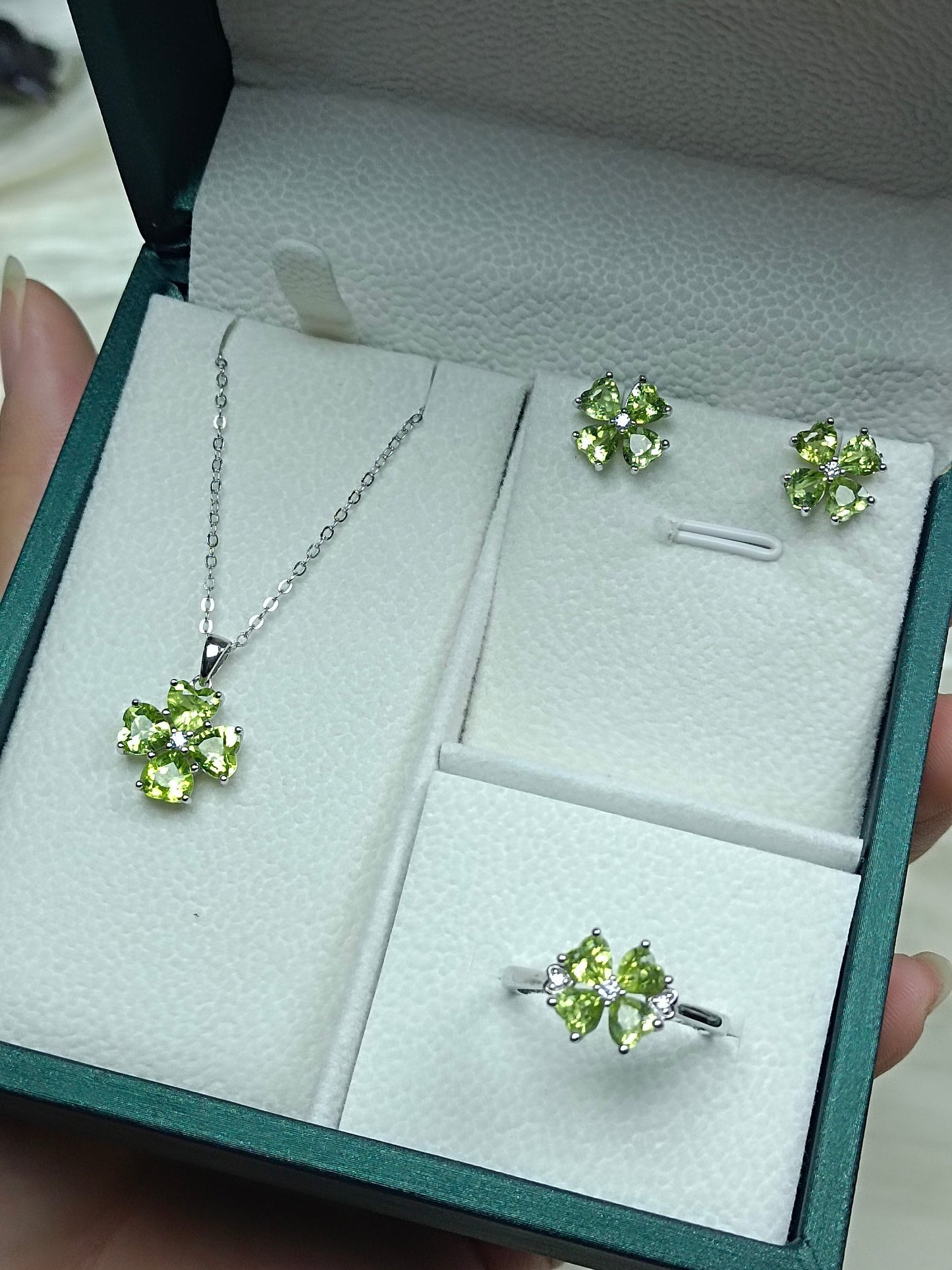 S925 Silver Fine Craftsmanship Peridot Four-Leaf Clover Jewelry Set