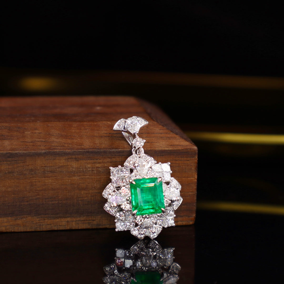 Panjshir Emerald Pendant - et luksuriøst smykke