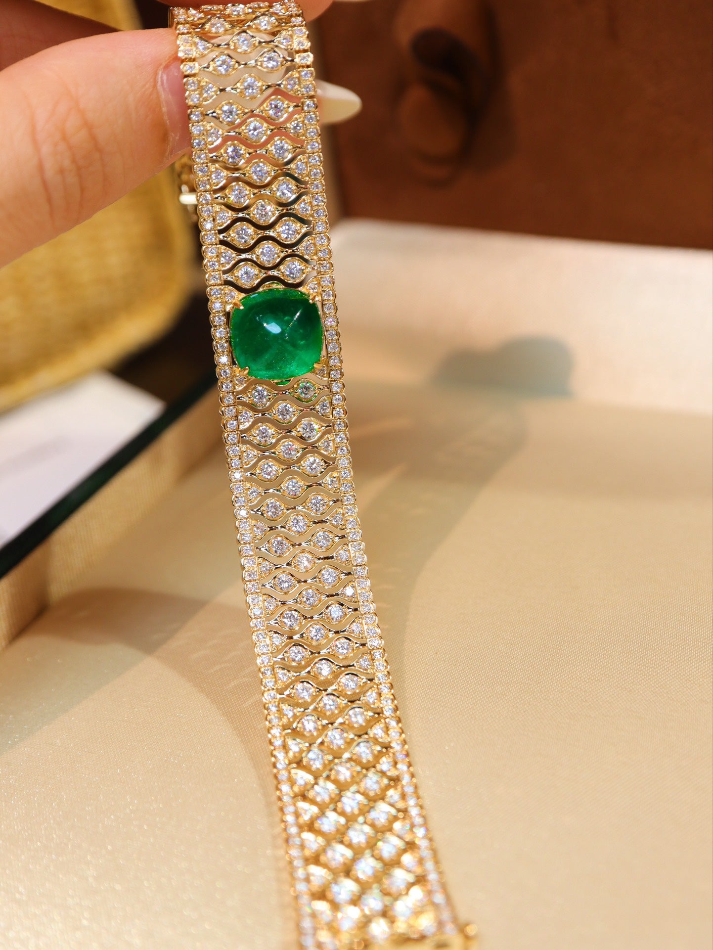 Luxurious Custom-Made Emerald Bracelet - Exclusive Jewelry Collection