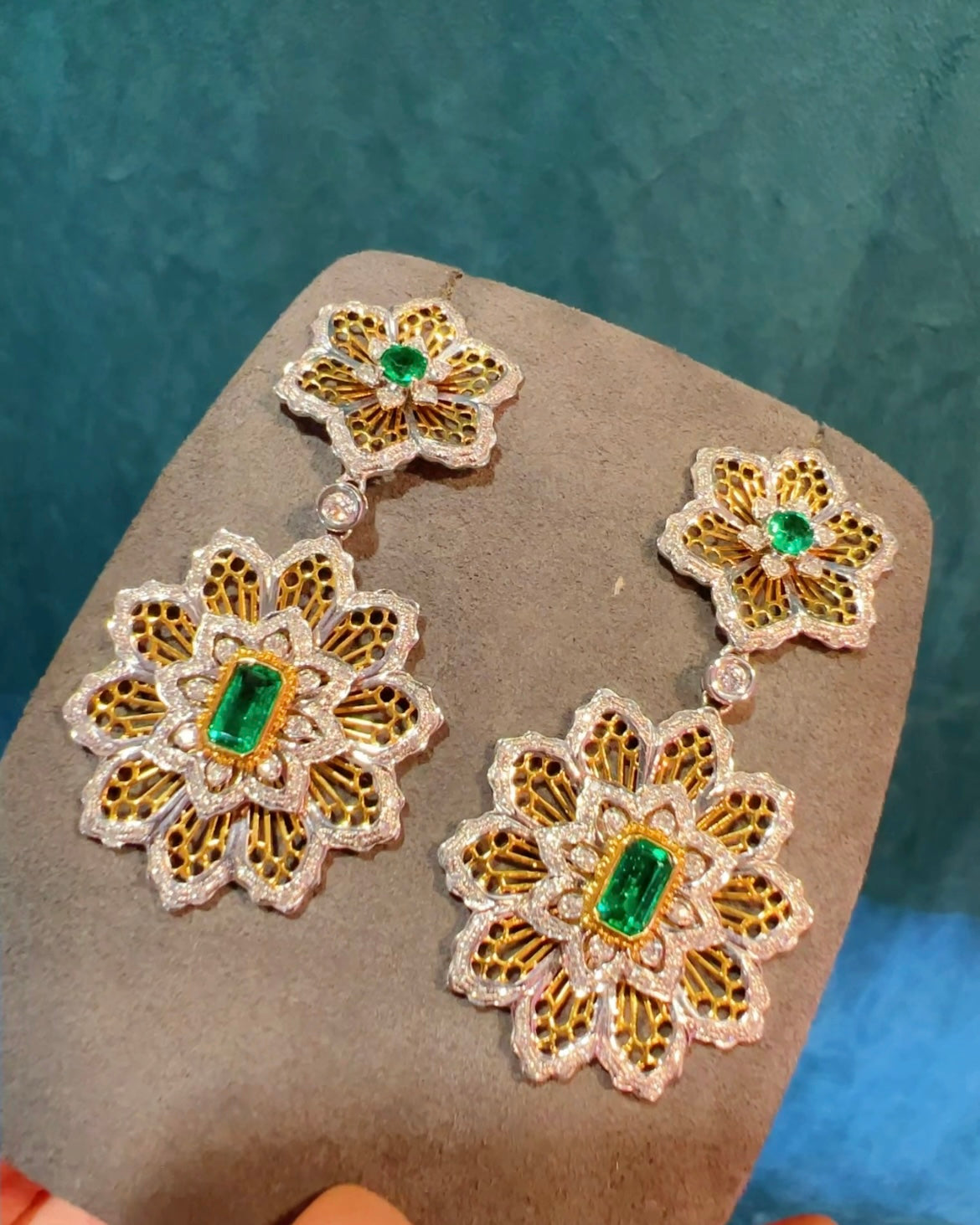 Exquisite Flower Earrings with Natural Emerald - A Must-Have Jewelry